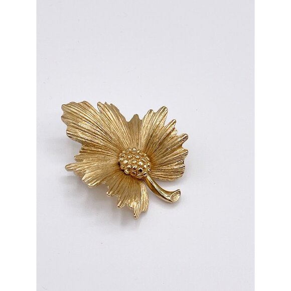 Vintage Monet Gold Tone Flower Leaf Brooch – Textured Dimensional Floral Pin - Picture 2 of 9